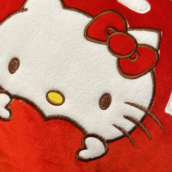 Hello Kitty pillow >.< - Picture 3 of 4